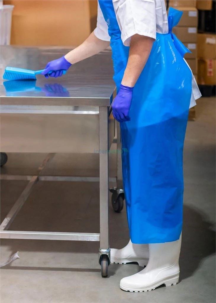 Disposable-Foil-Aprons-on-a-Roll-2(001)